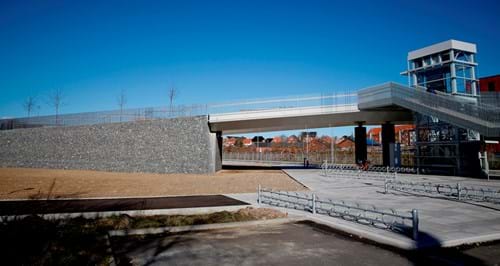 Billede 2: Hærvejsbroen i Viborg med dens 4,2 meter høje støttemur bestående af granitskaller bag galvaniseret stålnet.