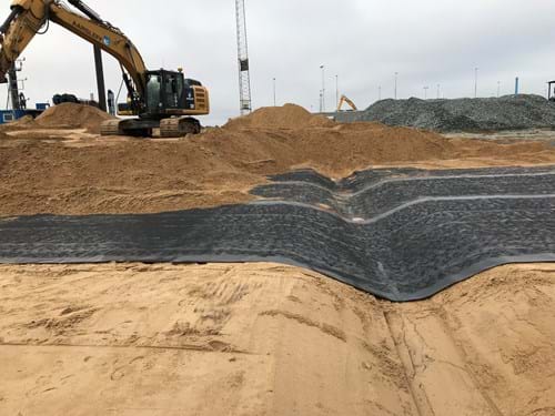 Billede 3: Udlægning af 70.000 m2 membraner på Frederikshavn Havn.